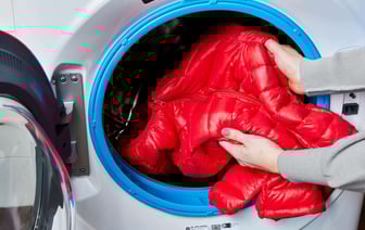 Как постирать пуховик, чтобы наполнитель не сбился в ком? Зная эти 3 хитрости, не придется тратиться на химчистку — Полезно