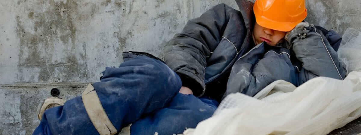 В Минтруда запретили ставить прогулы белорусам, пришедшим на работу пьяными. А кому ещё полагаются деньги?