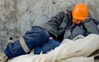 В Минтруда запретили ставить прогулы белорусам, пришедшим на работу пьяными. А кому ещё полагаются деньги?