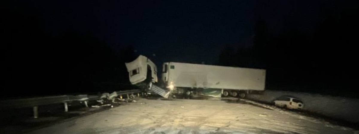 Фура ушла в занос на трассе под Минском и остановила движение на МКАД-2