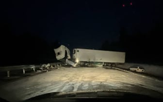 Фура ушла в занос на трассе под Минском и остановила движение на МКАД-2