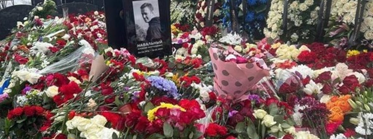 «Могила Алексея Навального превращается в зловещий для путинского режима народный мемориал»