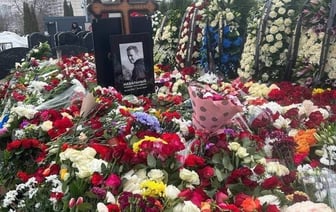 «Могила Алексея Навального превращается в зловещий для путинского режима народный мемориал»