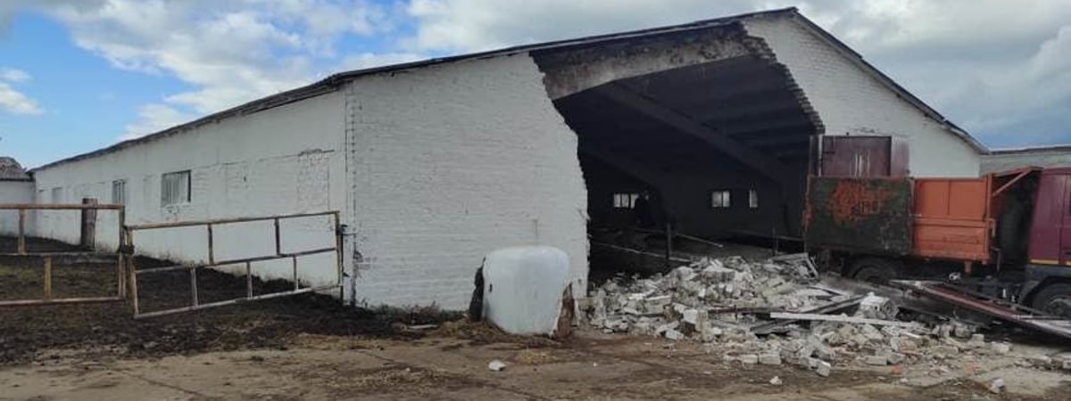 В Новогрудском районе МАЗ снес стену — обломками придавило одного из рабочих