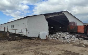 В Новогрудском районе МАЗ снес стену — обломками придавило одного из рабочих