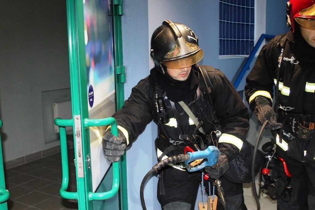 Брестские спасатели отработали тушение пожара во дворце спорта «Виктория»