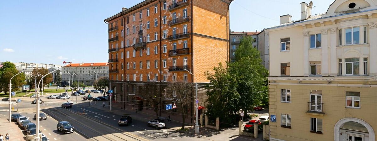 Без дверей, зато с ванной на кухне. За сколько в Минске выставили на продажу необычную квартиру-однушку? — Фото