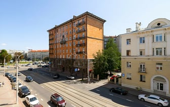 Без дверей, зато с ванной на кухне. За сколько в Минске выставили на продажу необычную квартиру-однушку? — Фото