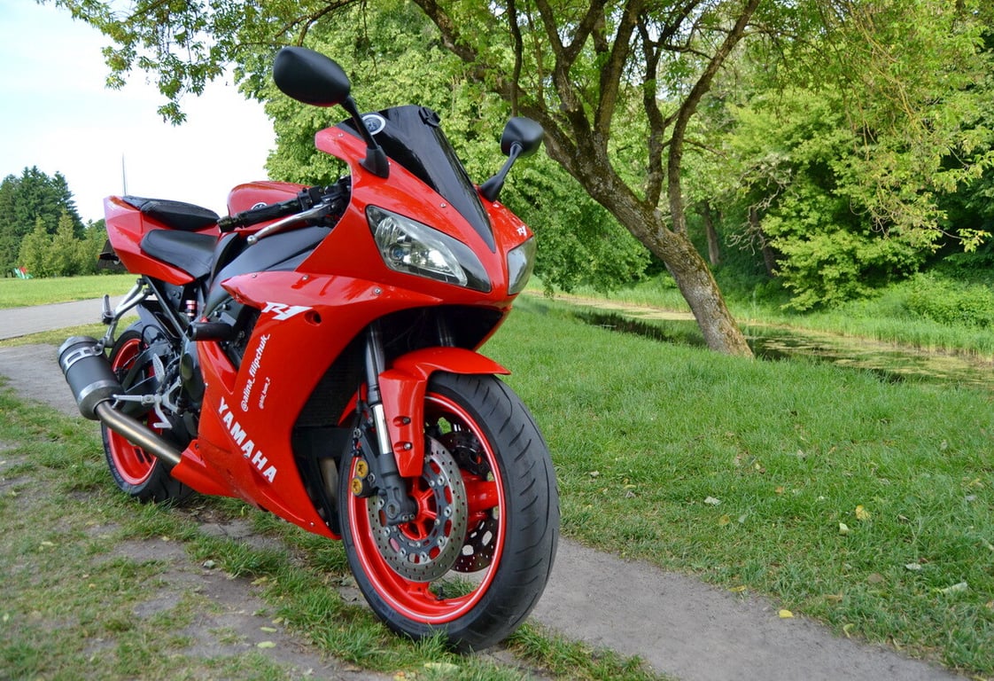 Многодетная мама рассекает на «суперспорте» Yamaha YZF-R1 по Бресту