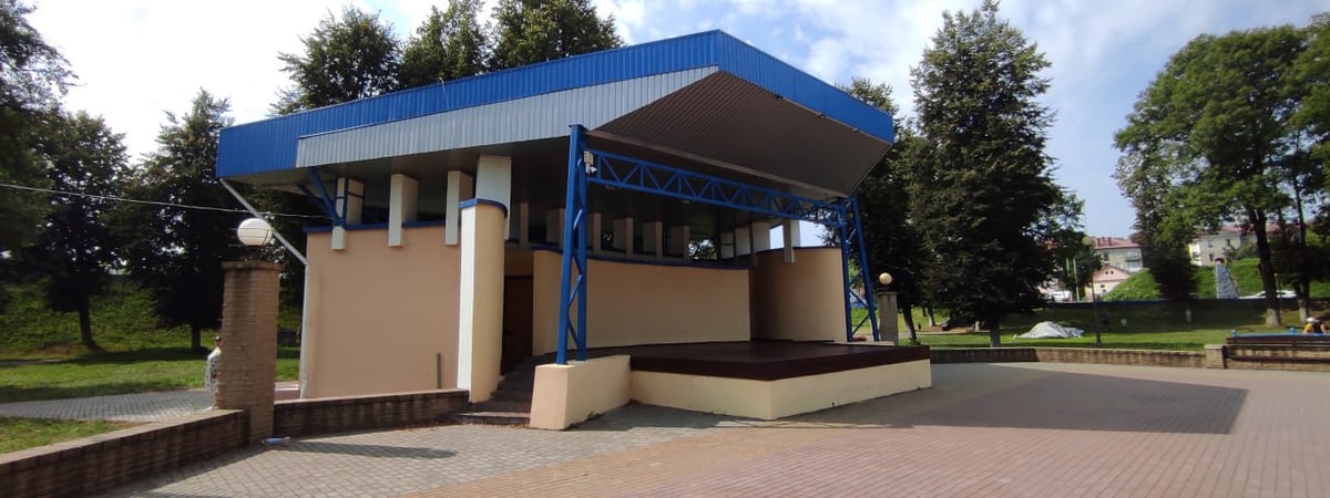 В Слониме подростки от нечего делать разрушили летний амфитеатр