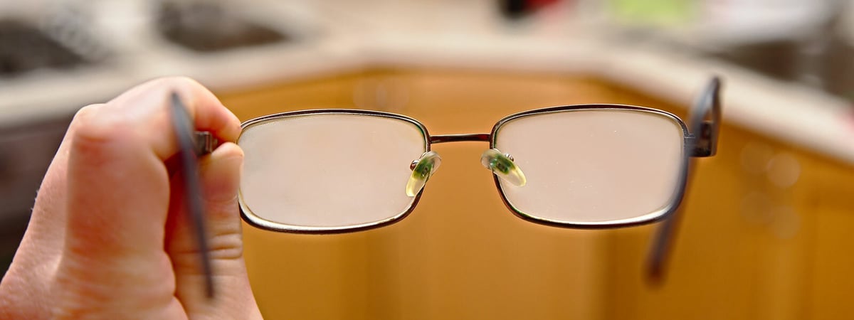 Что сделать, чтобы очки не запотевали? Смажьте стекла этой жидкостью — Полезно