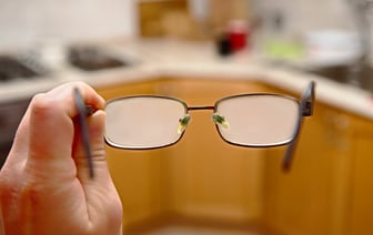 Что сделать, чтобы очки не запотевали? Смажьте стекла этой жидкостью — Полезно