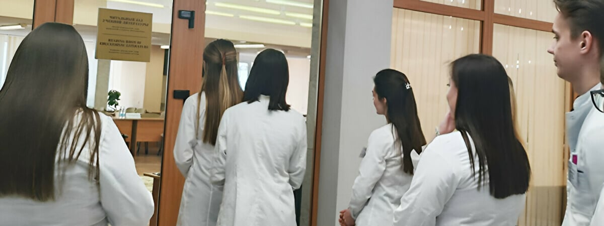 В Минздраве Беларуси заявили, что для молодых врачей зарплата и жилье не главное. А что?