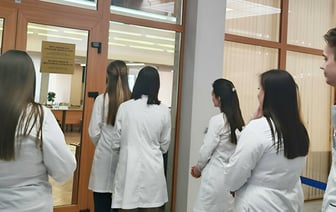 В Минздраве Беларуси заявили, что для молодых врачей зарплата и жилье не главное. А что?