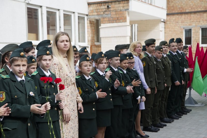 В СШ №27 Бреста торжественно открыли мемориальную доску