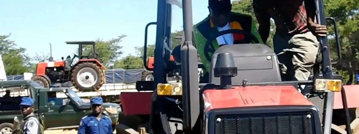 На празднике молодежи президент Зимбабве не мог завести "трактор от Лукашенко"