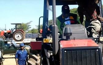 На празднике молодежи президент Зимбабве не мог завести "трактор от Лукашенко"