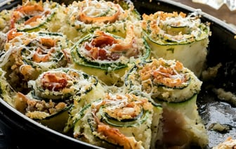 Больше никаких закусок из лаваша. Нашли рецепт кабачковых рулетиков с сыром, которые захочется повторить — Полезно