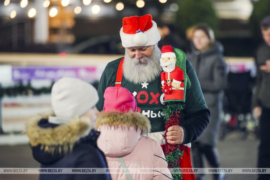 Праздник царит в Бресте: новогоднее настроение повсюду - и в городе, и на лицах его жителей