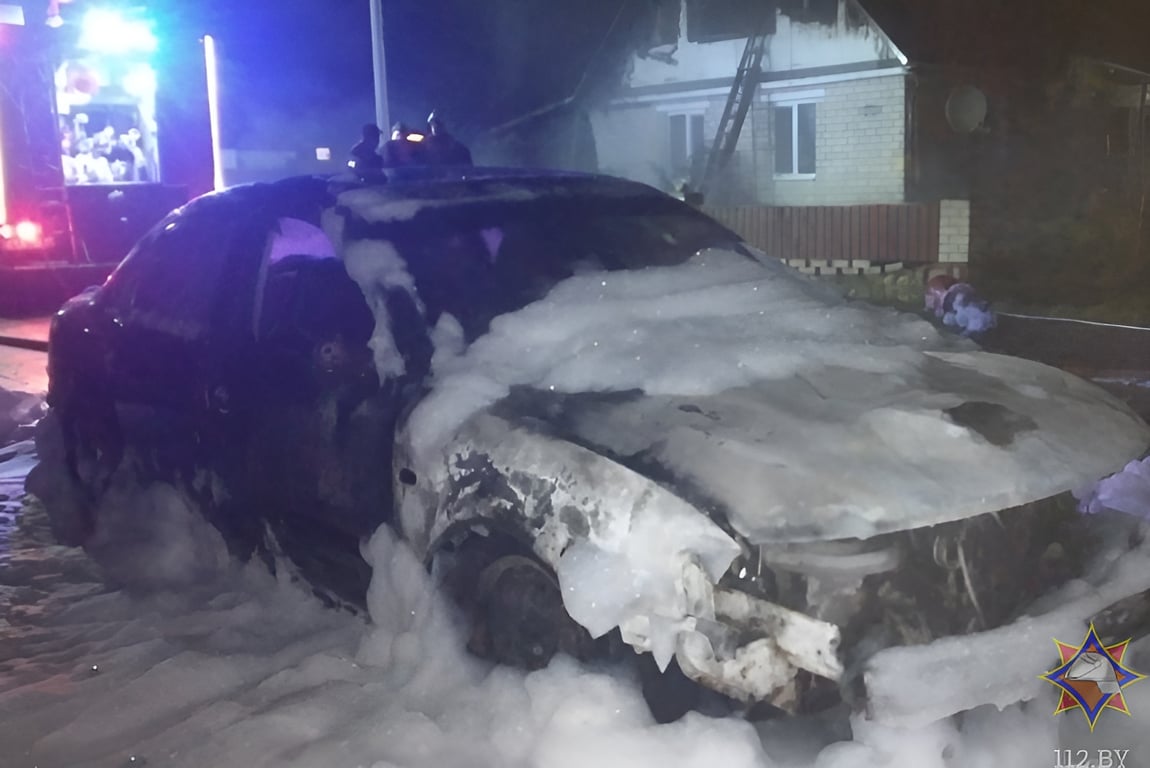 Молодой парень получил сильные ожоги, пытаясь вывести автомобиль из горящего гаража в Ушачах. Фото МЧС
