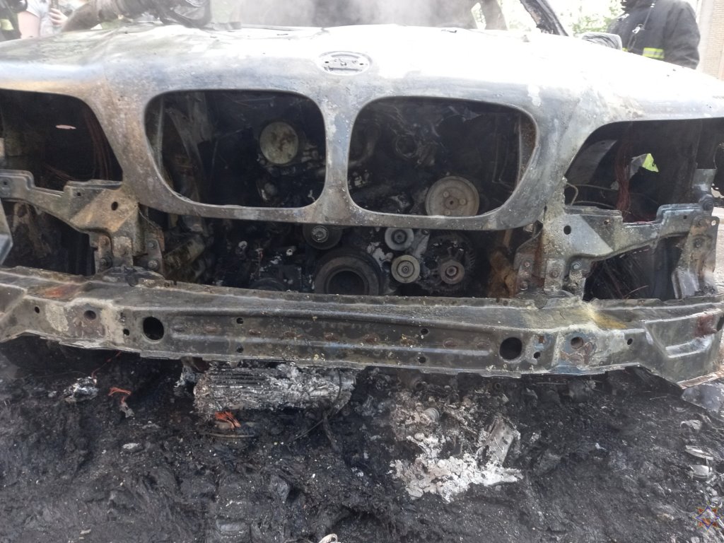 Под Могилевом горела BMW X5. Что стало причиной?