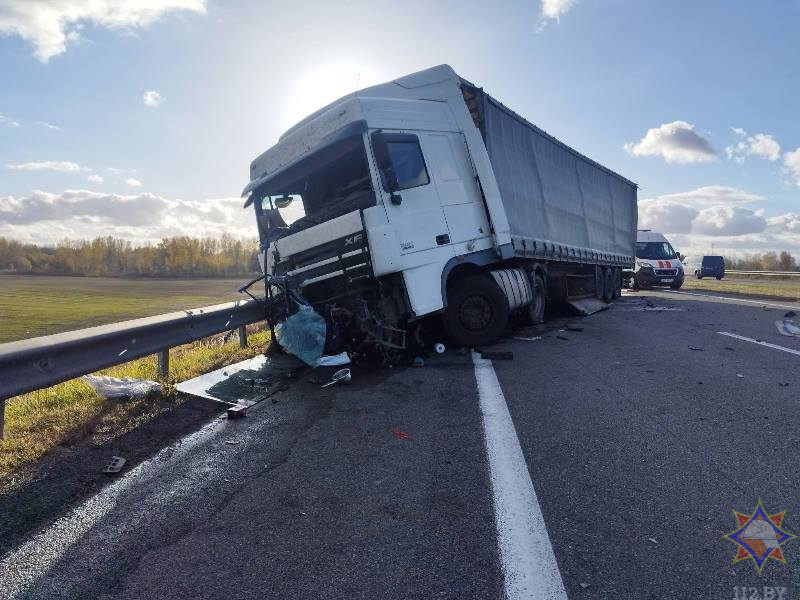 «BMW» влетела под фуру в Оршанском районе, водителя вытаскивали спасатели. Фото МЧС