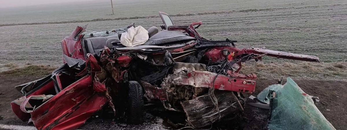 Под Пинском оторвавшийся прицеп врезался в легковушку. Два человека погибли — Видео