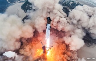 Массивная ракета SpaceX Starship возвращается на Землю и совершает мягкую посадку в океане.