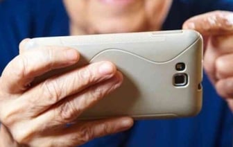 Белоруска переиграла мошенников и отдала им вместо 30 тысяч долларов газеты