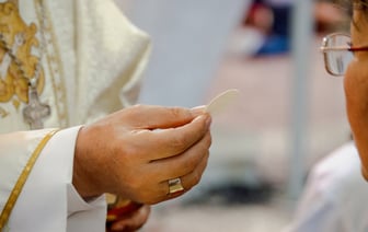 Чего от нас хочет Бог и как распознать его знаки? О пороках, страстях, поисках смысла жизни откровенно говорим со священником из Полоцка