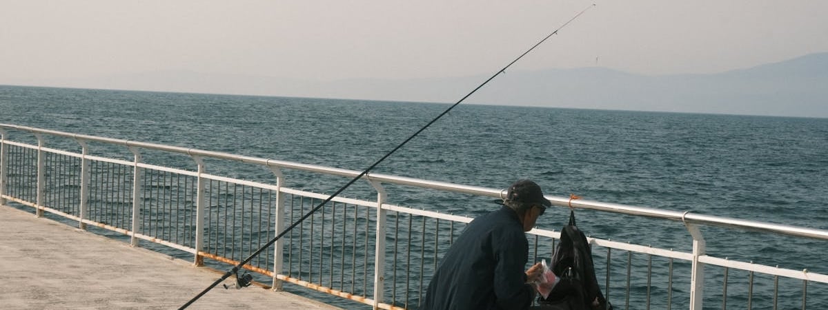 «Ни в лес сходить, ни покупаться» — На озере под Витебском заметили животное, похожее на медведя — Видео