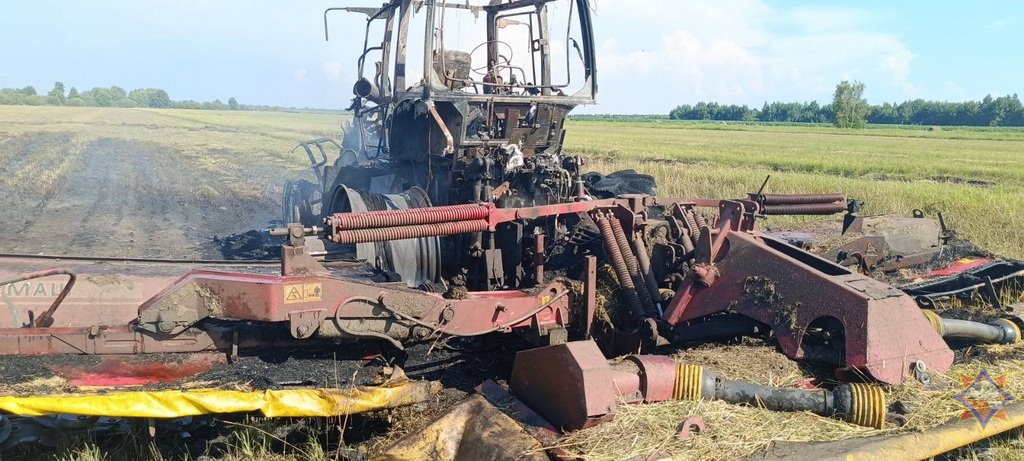 В Лунинецком районе при покосе травы загорелся трактор