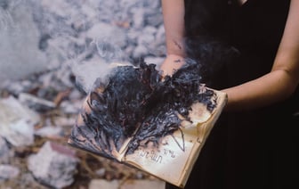 В Круглом горел двухквартирный дом — жителя одной квартиры спасли, его сосед погиб