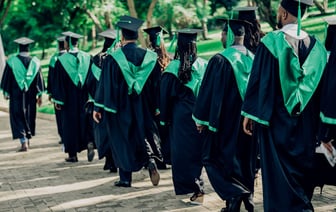 У подростка в школе разболелся живот, но домой его не отпустили — все закончилось операцией и разборками с учебным заведением