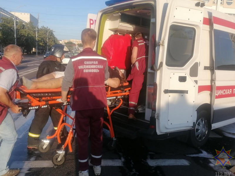 В центре Витебска «BMW» врезался в «Peugeot». Фото МЧС