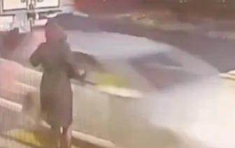 Водитель, пронёсшийся вблизи пешехода, лишён водительских прав: шокирующее видео