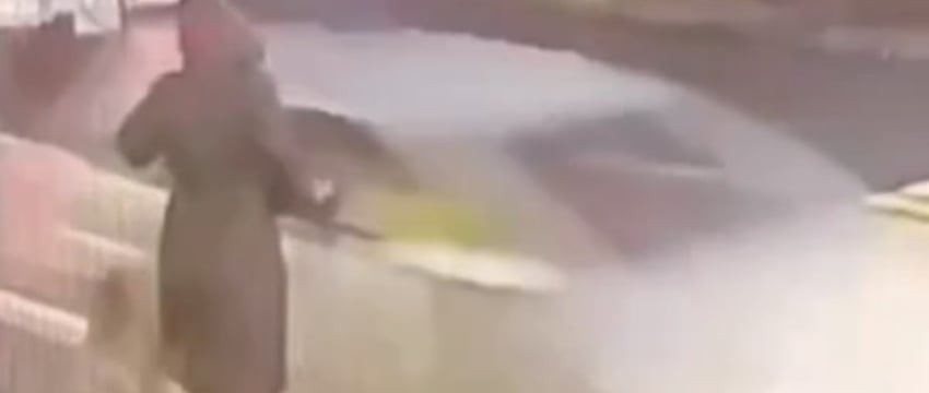 Водитель, пронёсшийся вблизи пешехода, лишён водительских прав: шокирующее видео