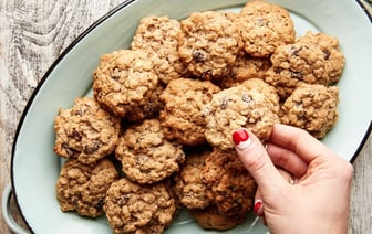 Приготовьте овсяное печенье быстро и просто по этому рецепту. Исчезнет с тарелки за считанные минуты — Полезно