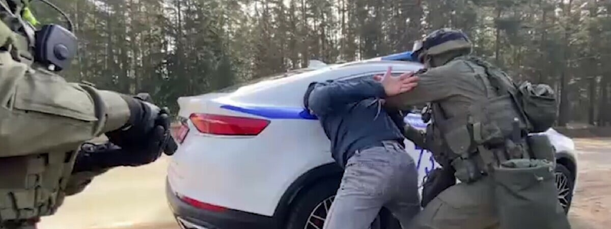 В МВД показали, как со стрельбой задержали таксиста за «насилие в отношении милиционера». — Видео