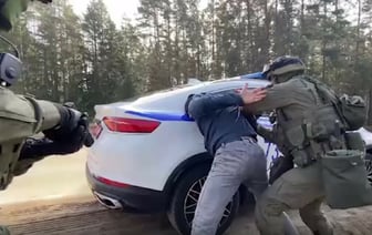 В МВД показали, как со стрельбой задержали таксиста за «насилие в отношении милиционера». — Видео