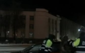 Инспекторы разбили стекло автомобиля, чтобы добраться до водителя