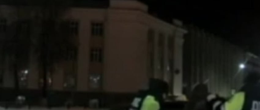 Инспекторы разбили стекло автомобиля, чтобы добраться до водителя