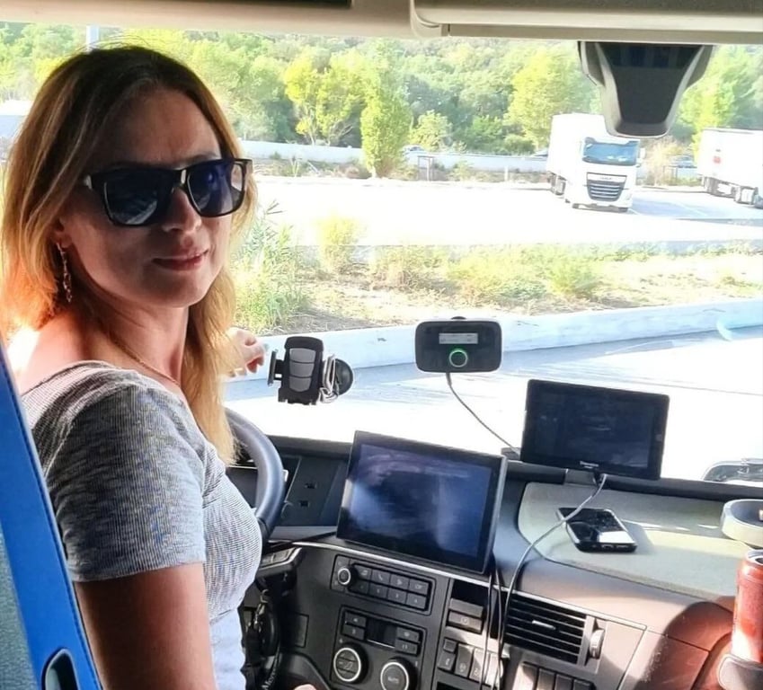 Инстаблогер из Беларуси работает в дальнобое и делает селфи с полицией