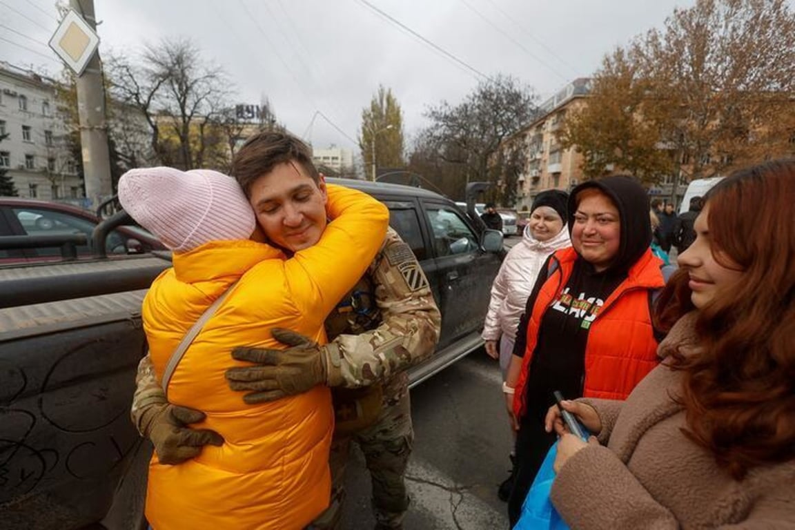 Местная жительница обнимает украинского военнослужащего после деоккупации Херсона, Украина, 13 ноября 2022 года. Фото: Reuters