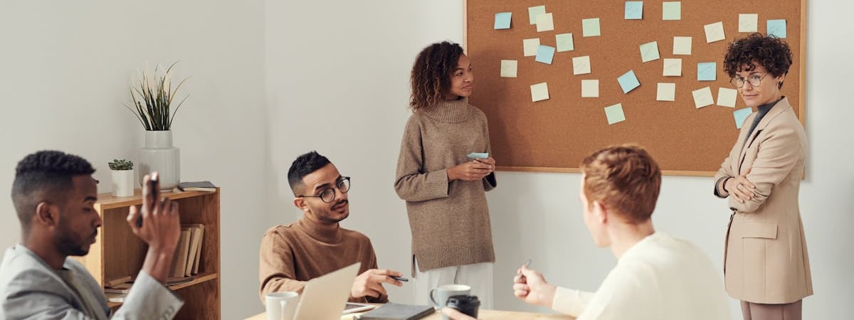 В Германии тысячи людей протестуют против продажи автосалонов Mercedes