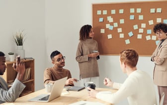 В Германии тысячи людей протестуют против продажи автосалонов Mercedes