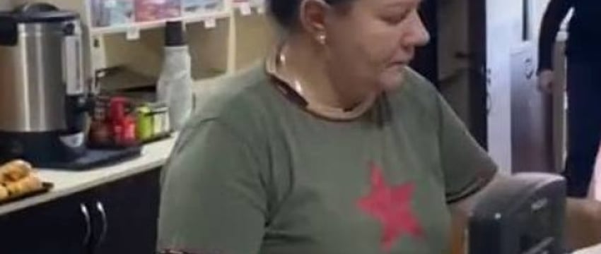 «Она святая женщина!» Студенты из пинского вуза воспевают в интернете работу буфетчицы