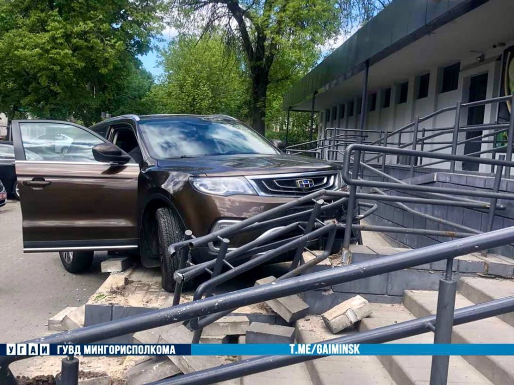 Перепутала передачи. В Минске девушка на авто почти заехала в «Евроопт»
