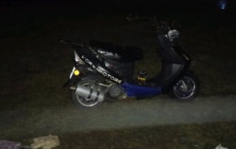 В Кобрине пьяный бесправник с пассажиром на мопеде врезался в бордюр