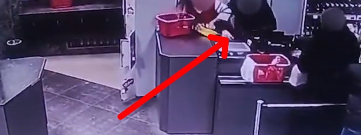 В Орше нападение 14-летнего грабителя с ножом на продавщицу попало на видео — Видео